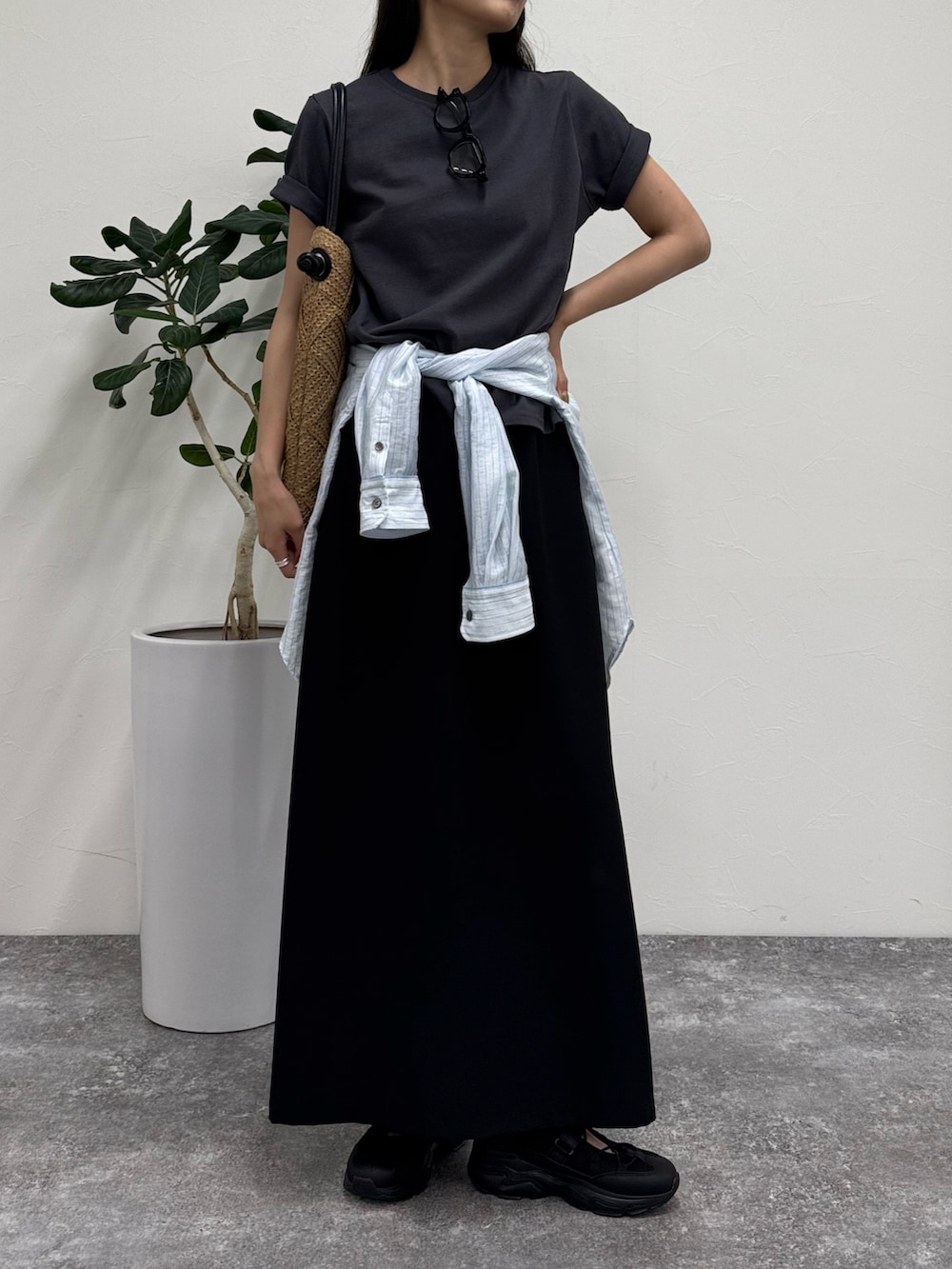 グレー系のTシャツ/カットソー、ブラック系のスカート、ブルー系のシャツ/ブラウスを着用したレディースの夏コーディネートの2枚目の写真