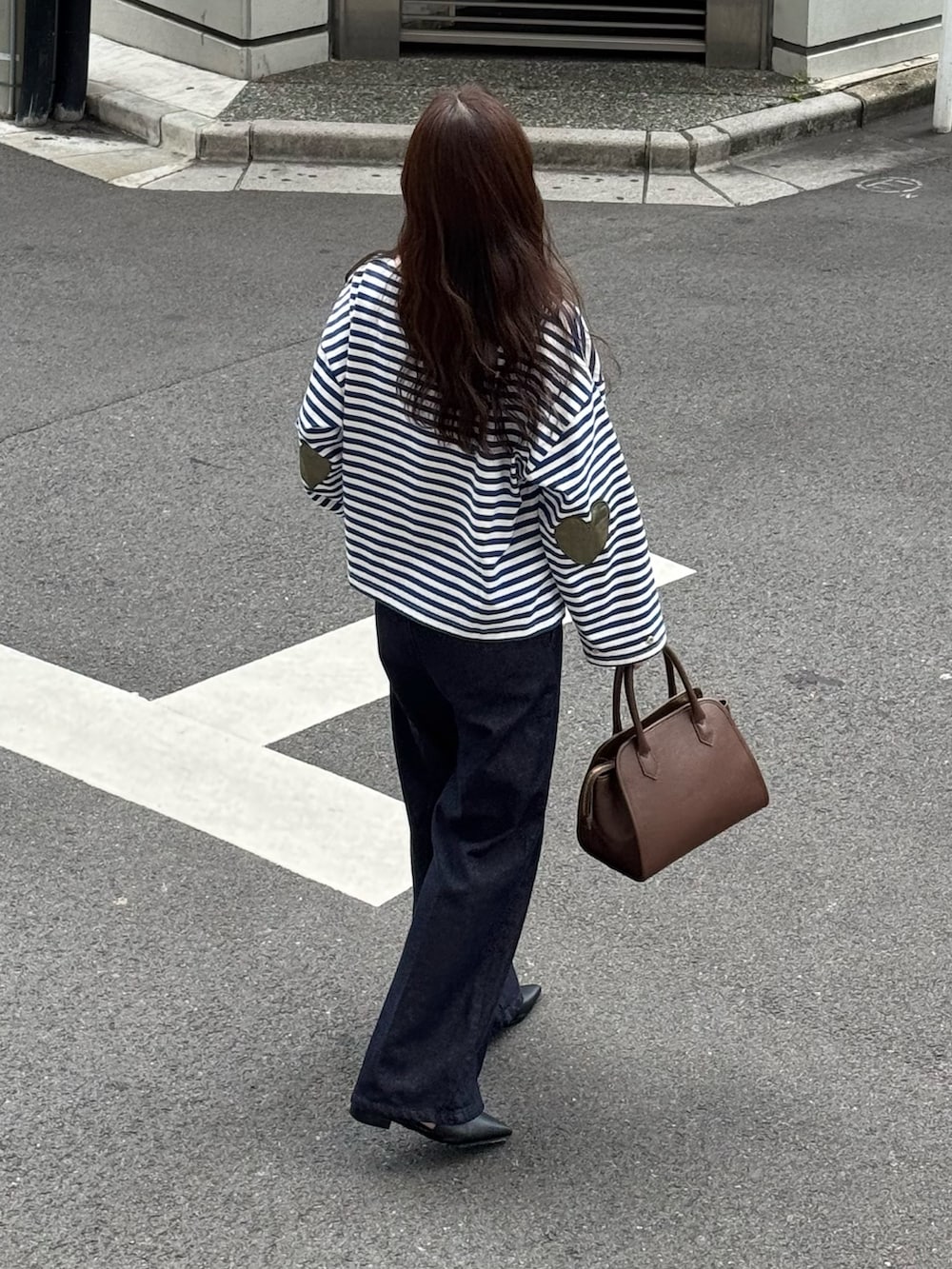 ブルー系のTシャツ/カットソー、ブルー系のデニムパンツ、ブラウン系のショルダーバッグを着用したレディースの夏コーディネートの2枚目の写真