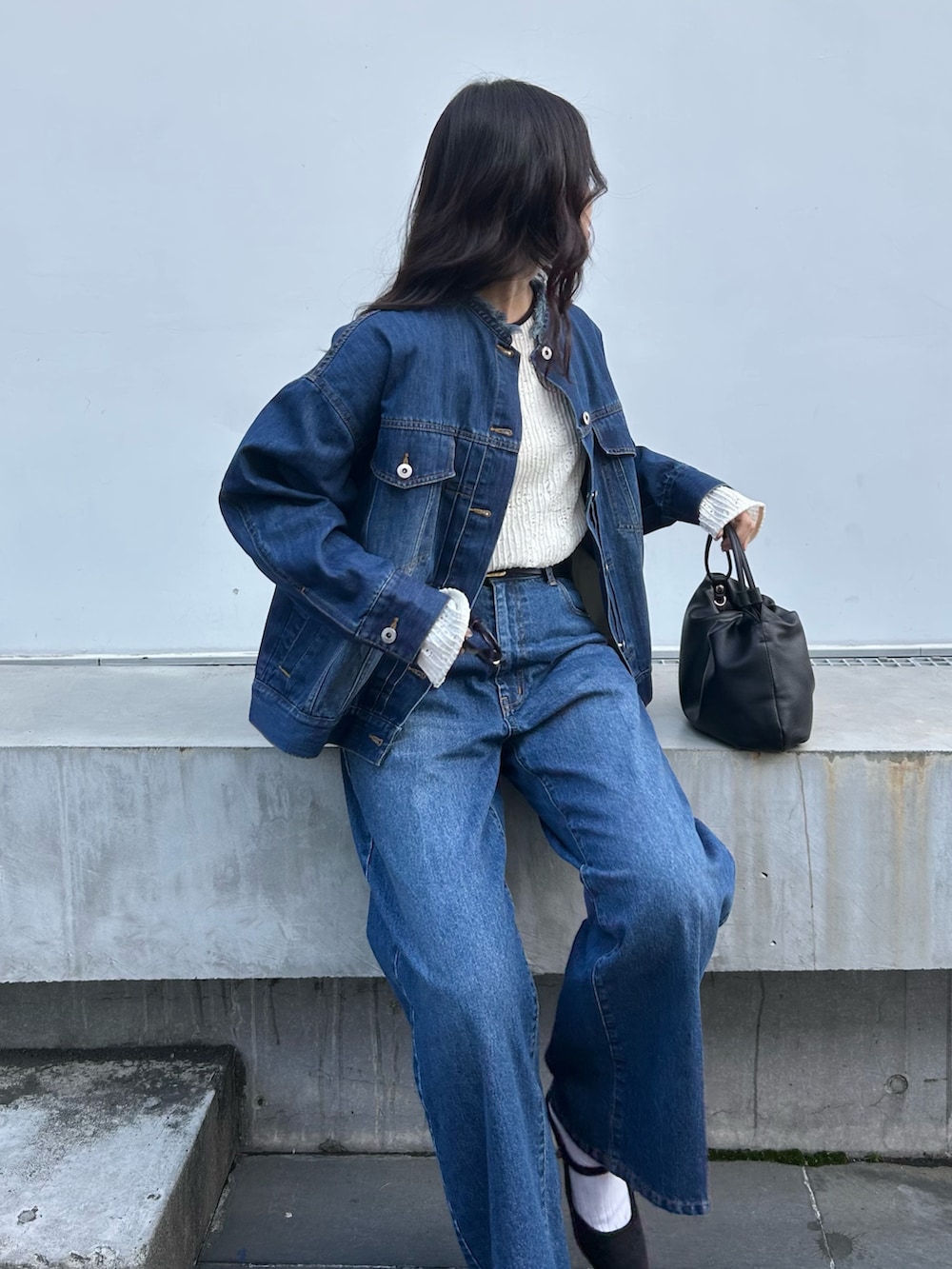 ブルー系のデニムジャケット、ホワイト系のTシャツ/カットソー、ブルー系のデニムパンツを着用したレディースの春コーディネートの3枚目の写真