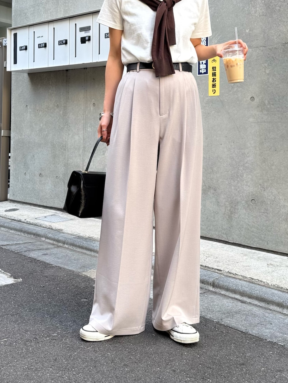 ブラウン系のカーディガン/ボレロ、ホワイト系のTシャツ/カットソー、ベージュ系のその他パンツを着用したレディースの春コーディネートの4枚目の写真