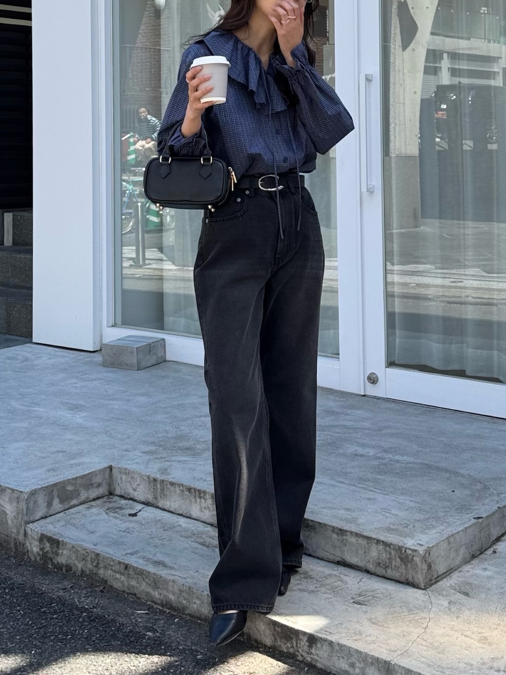 ブルー系のシャツ/ブラウス、ブラック系のデニムパンツを着用したレディースの春コーディネートの2枚目の写真