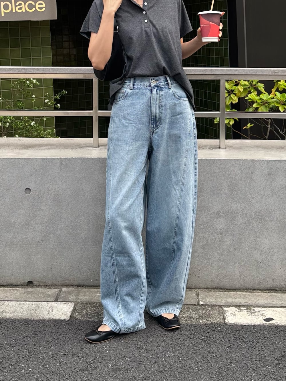グレー系のTシャツ/カットソー、ブルー系のデニムパンツを着用したレディースの夏コーディネートの3枚目の写真