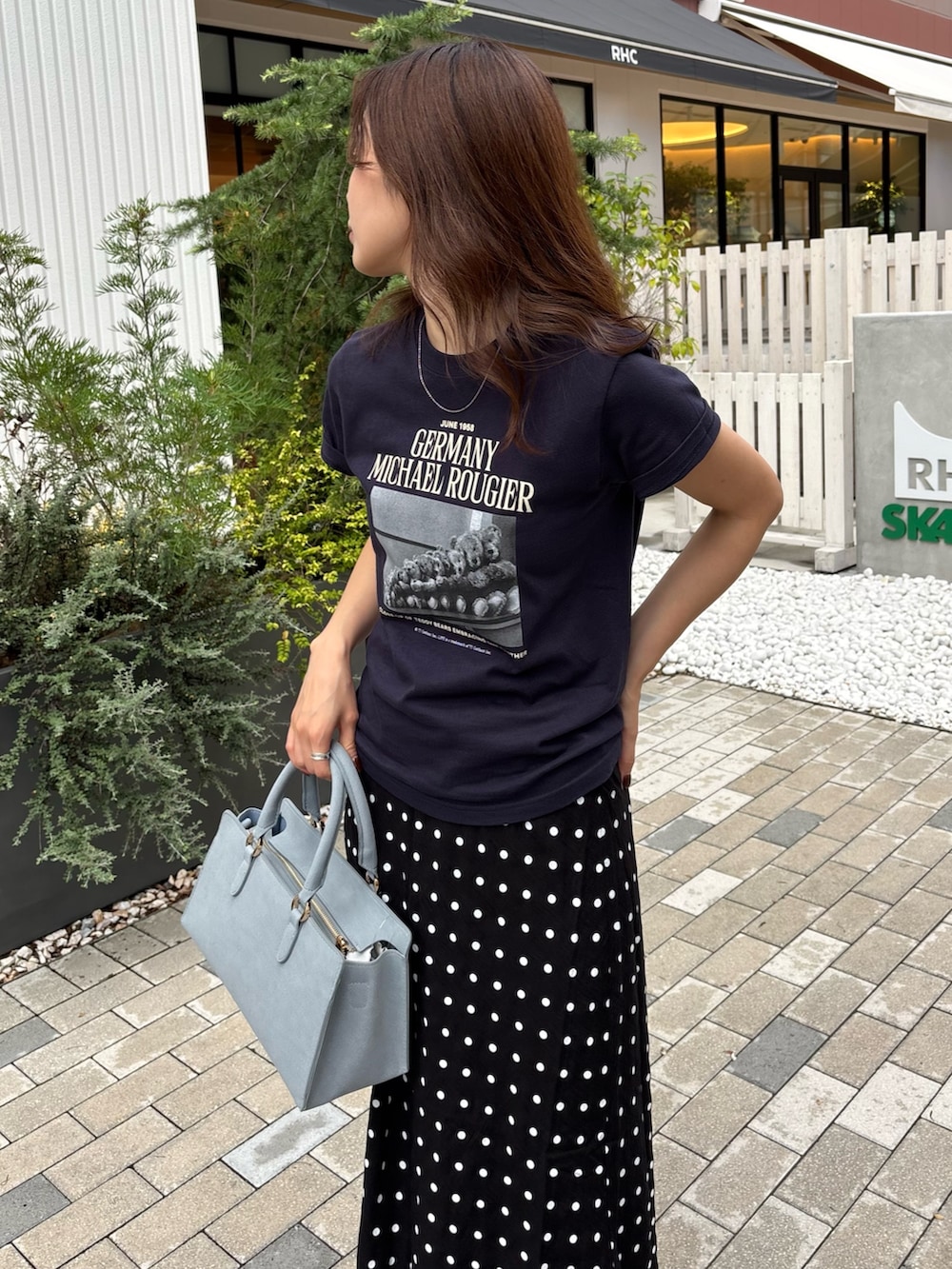 ブルー系のTシャツ/カットソー、ブラック系のスカートを着用したレディースの夏コーディネートの3枚目の写真