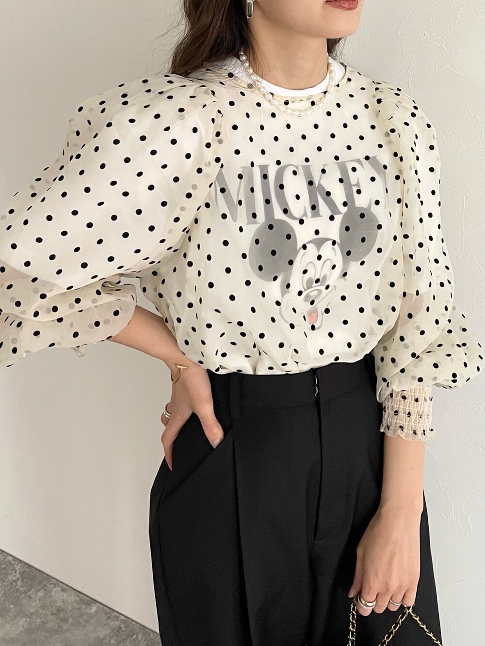 ブラック系のスラックス、ホワイト系のシャツ/ブラウス、ホワイト系のTシャツ/カットソーを着用したレディースの冬コーディネートの2枚目の写真