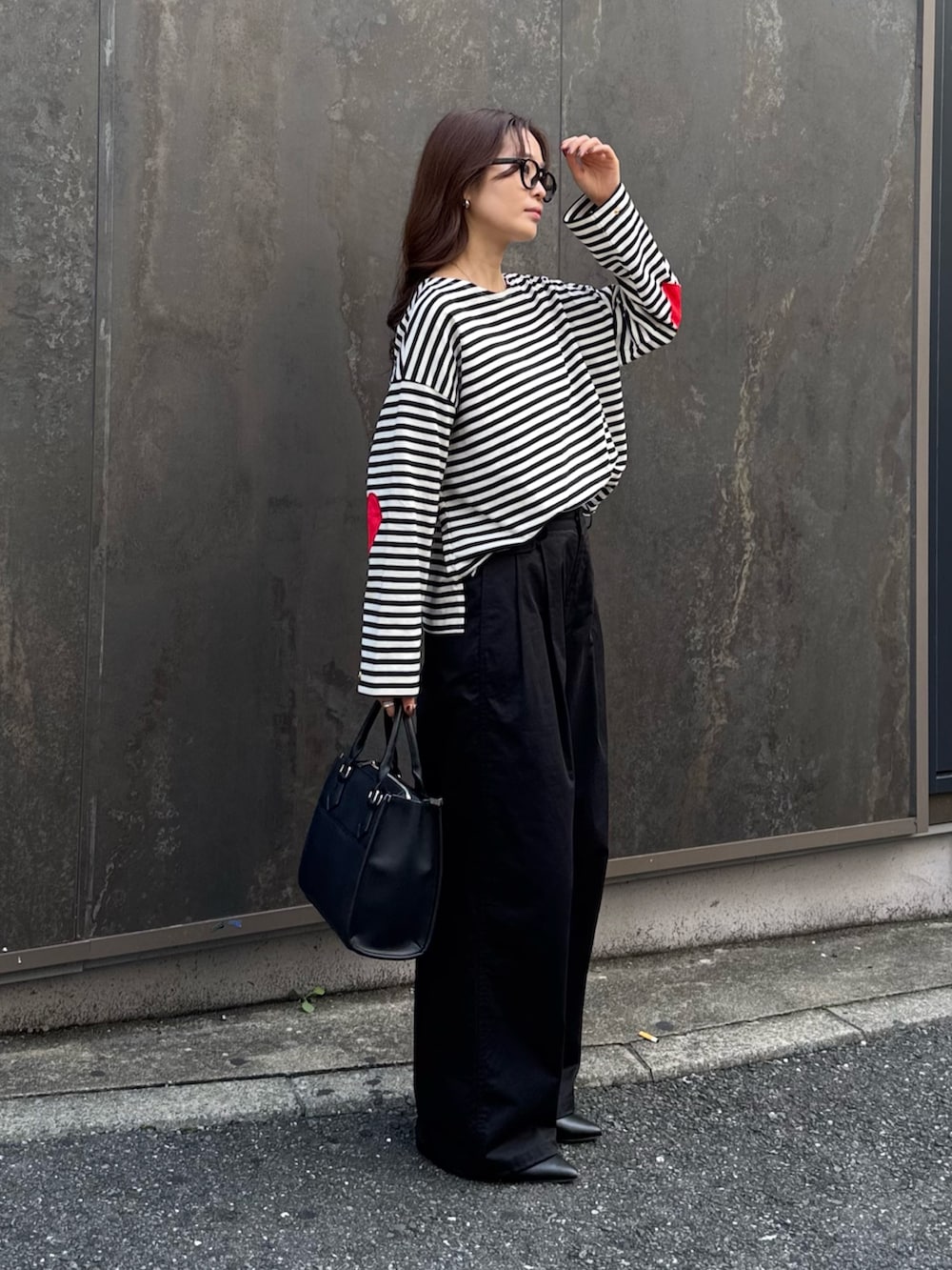 ホワイト系のTシャツ/カットソー、ブラック系のその他パンツ、ブラック系のボストンバッグを着用したレディースの夏コーディネートの4枚目の写真