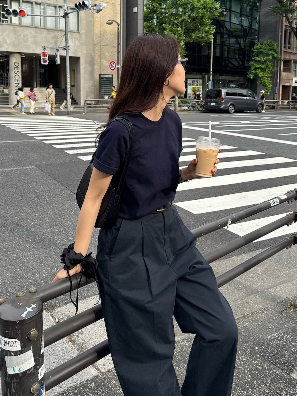 ブルー系のTシャツ/カットソー、ブルー系のチノパンツ、ブラック系のショルダーバッグを着用したレディースの春コーディネートの4枚目の写真