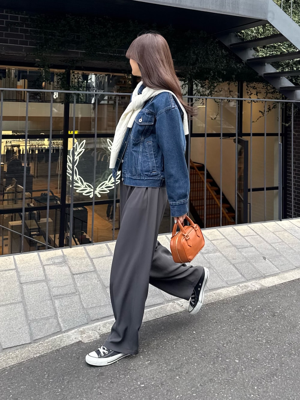 ブルー系のデニムジャケット、グレー系のその他パンツ、ホワイト系のカーディガン/ボレロを着用したレディースの春コーディネートの5枚目の写真