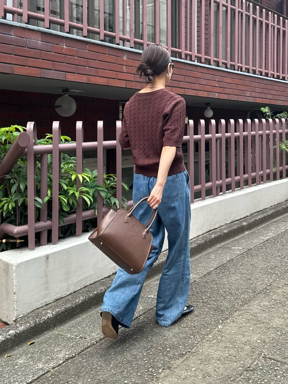 ブルー系のデニムパンツ、ブラウン系のショルダーバッグ、ブラウン系のカーディガン/ボレロを着用したレディースの夏コーディネートの5枚目の写真
