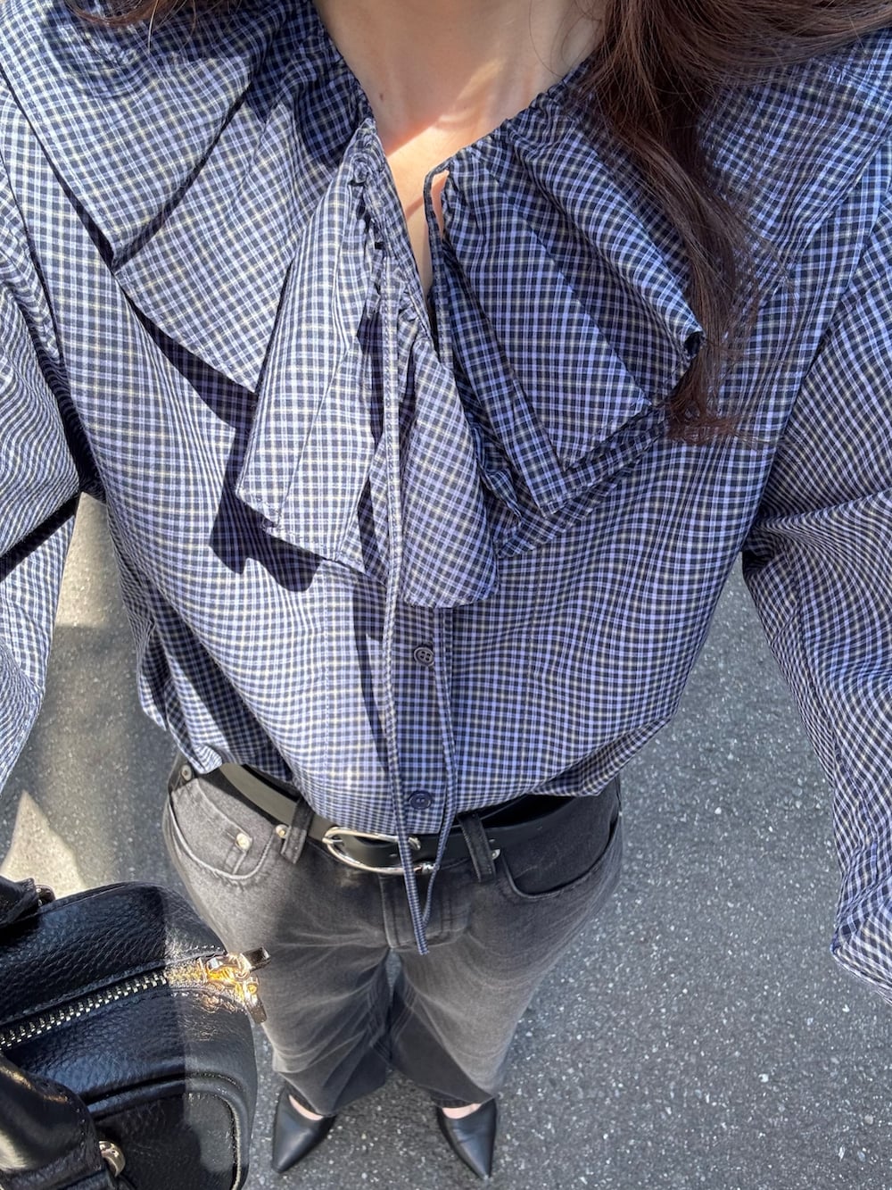 ブルー系のシャツ/ブラウス、ブラック系のデニムパンツを着用したレディースの春コーディネートの7枚目の写真