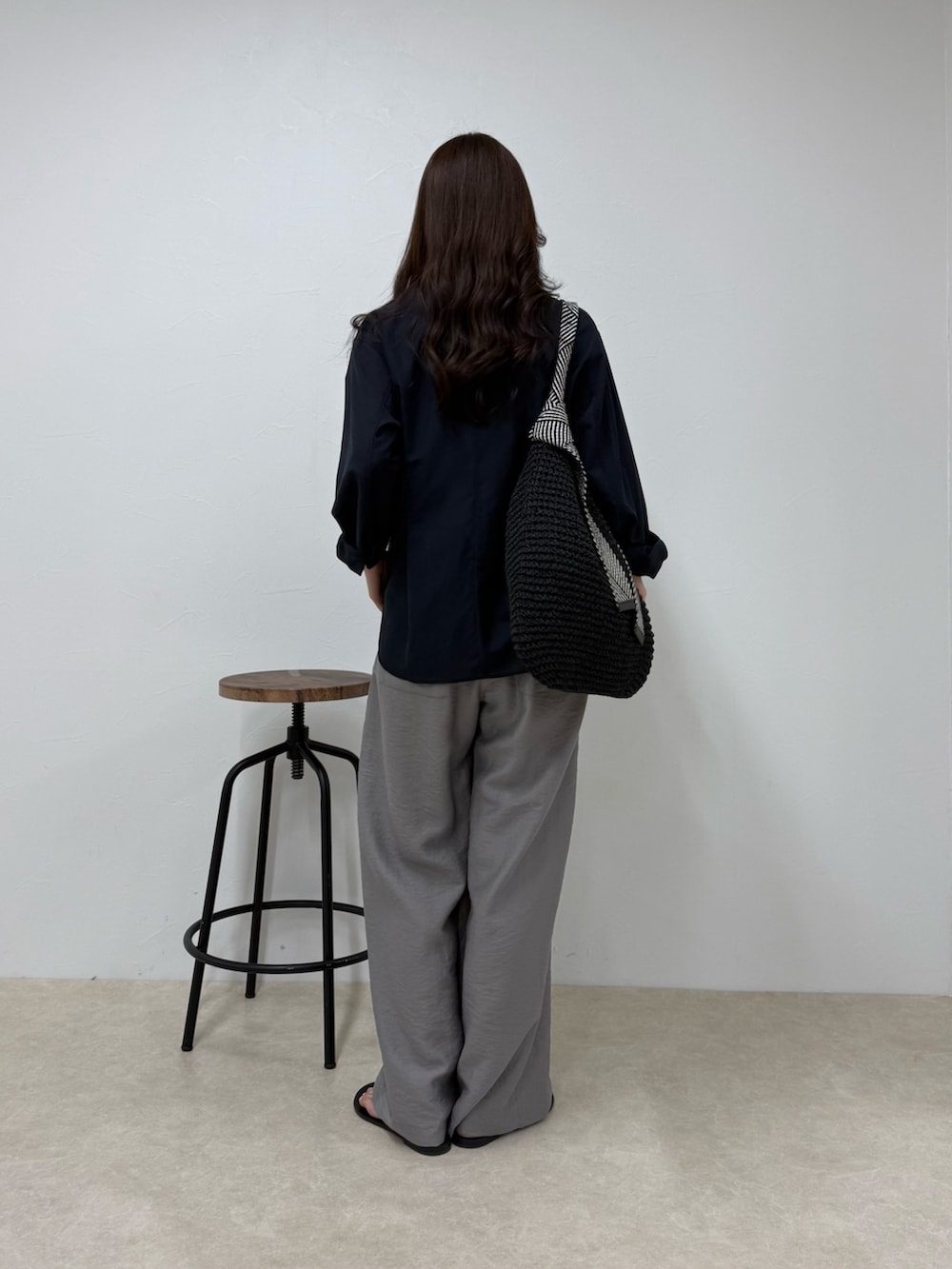 ブルー系のシャツ/ブラウス、グレー系のその他パンツ、ブラック系のトートバッグを着用したレディースの春コーディネートの3枚目の写真