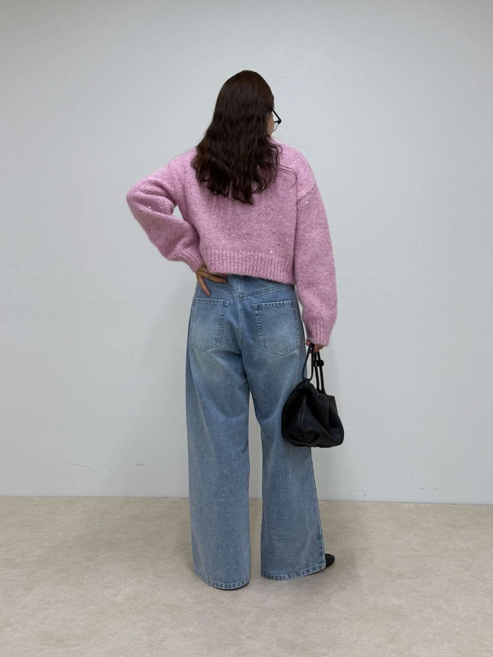 ピンク系のカーディガン/ボレロ、ブルー系のデニムパンツを着用したレディースの秋コーディネートの3枚目の写真