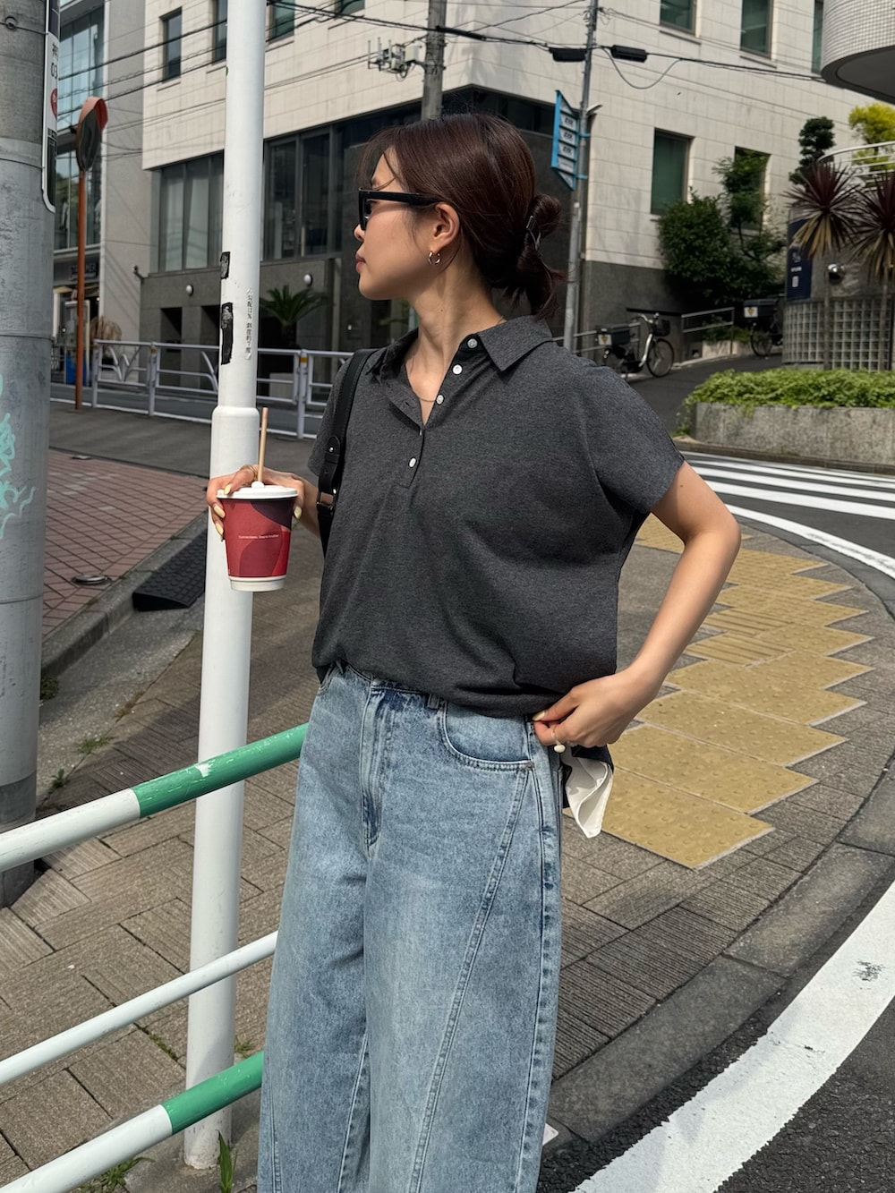 グレー系のTシャツ/カットソー、ブルー系のデニムパンツを着用したレディースの夏コーディネートの4枚目の写真