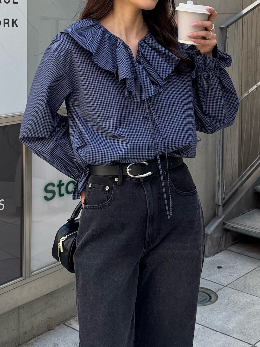 ブルー系のシャツ/ブラウス、ブラック系のデニムパンツを着用したレディースの春コーディネートの3枚目の写真