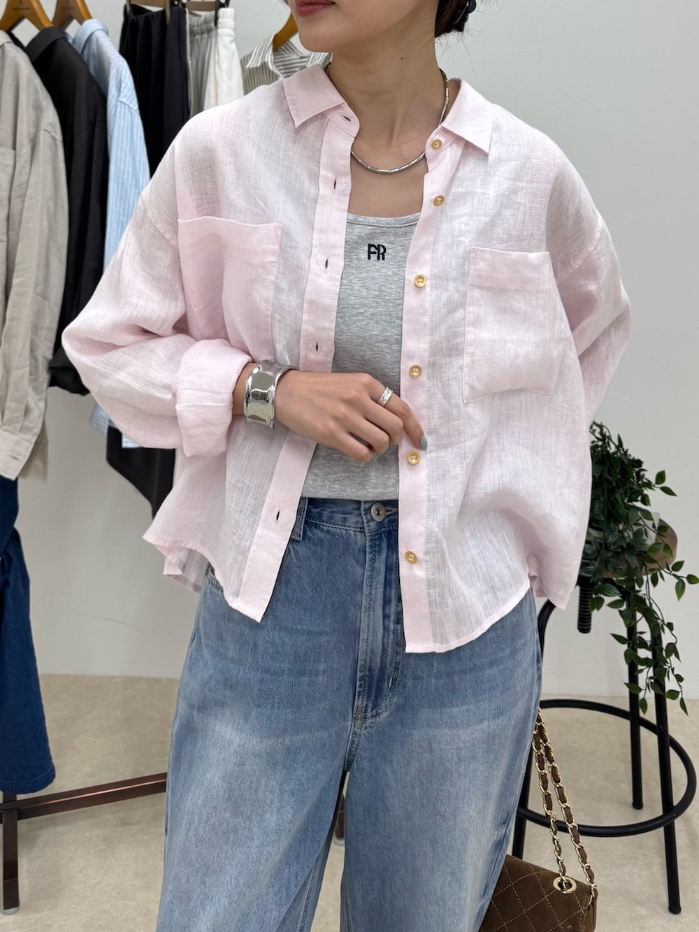 ピンク系のシャツ/ブラウス、ブルー系のデニムパンツ、グレー系のタンクトップを着用したレディースの春コーディネートの5枚目の写真