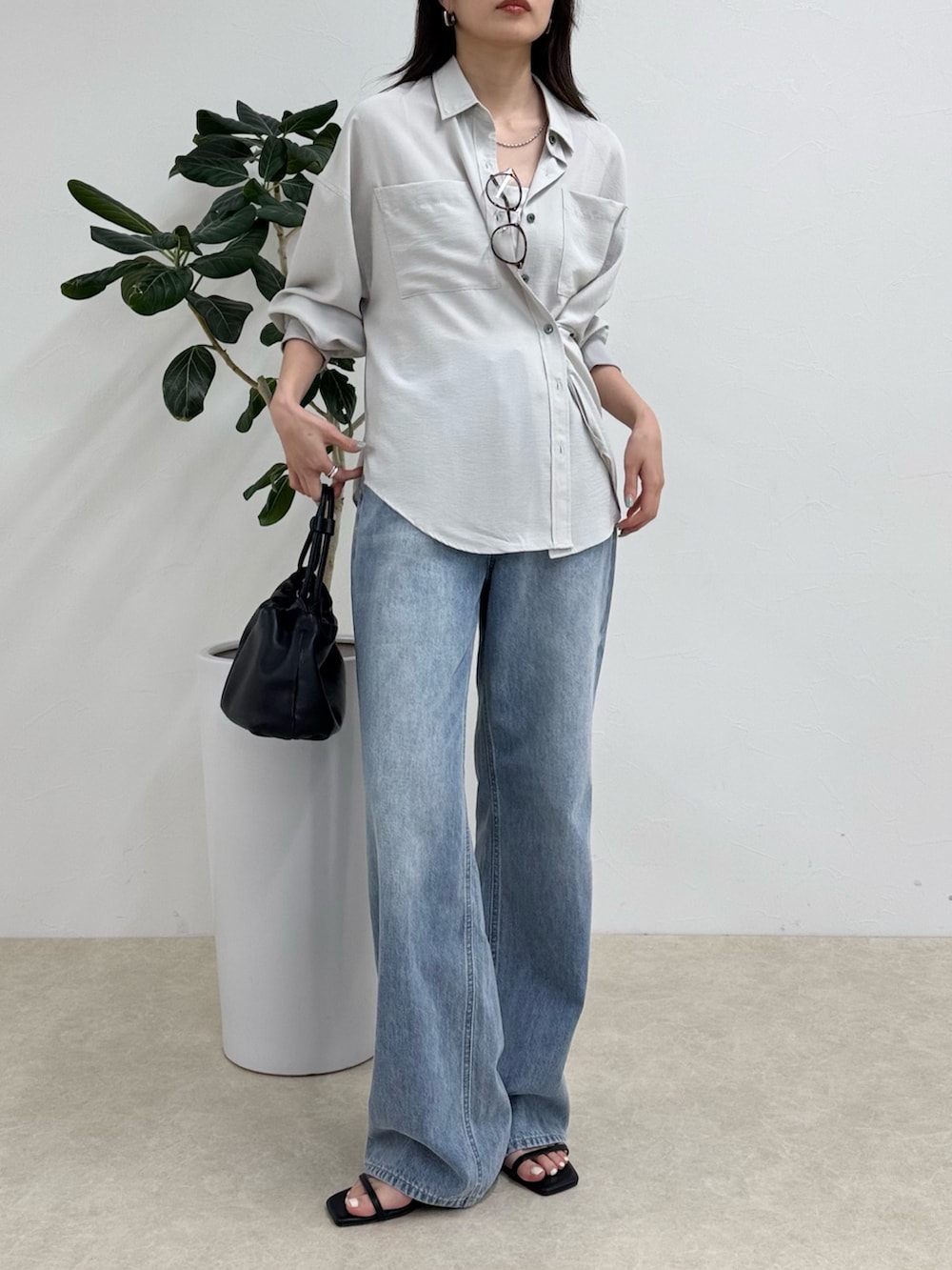 グレー系のシャツ/ブラウス、ブルー系のデニムパンツを着用したレディースの春コーディネートの5枚目の写真