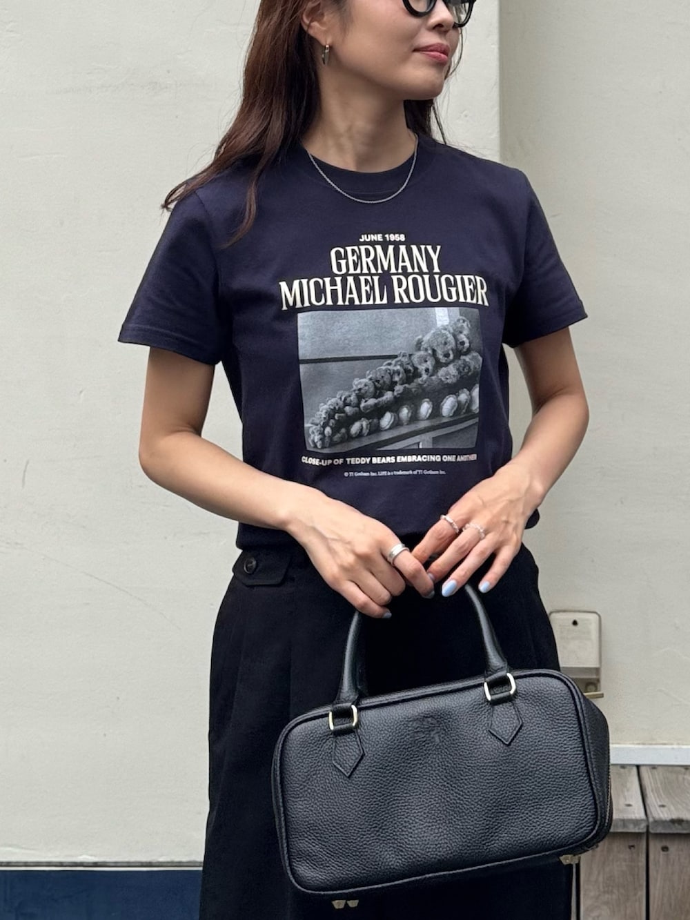 ブルー系のTシャツ/カットソー、ブラック系のその他パンツ、ブラック系のボストンバッグを着用したレディースの夏コーディネートの7枚目の写真