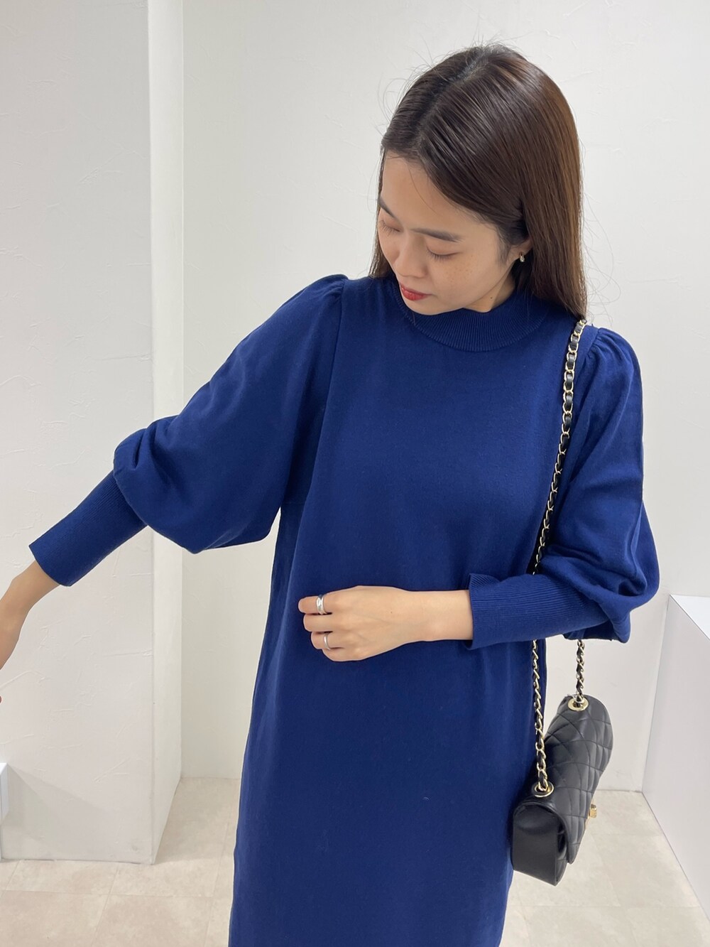 ブルー系のワンピースを着用したレディースの冬コーディネートの3枚目の写真