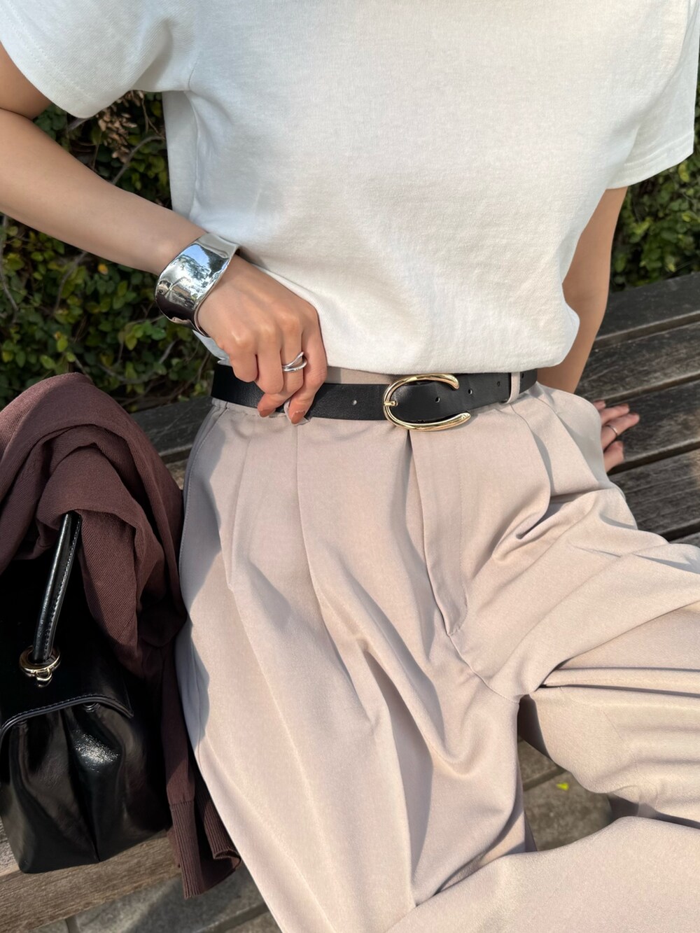 ブラウン系のカーディガン/ボレロ、ホワイト系のTシャツ/カットソー、ベージュ系のその他パンツを着用したレディースの春コーディネートの5枚目の写真