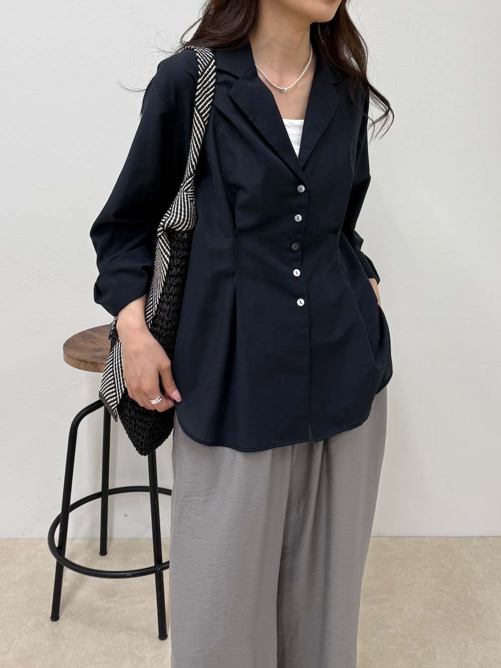 ブルー系のシャツ/ブラウス、グレー系のその他パンツ、ブラック系のトートバッグを着用したレディースの春コーディネートの5枚目の写真