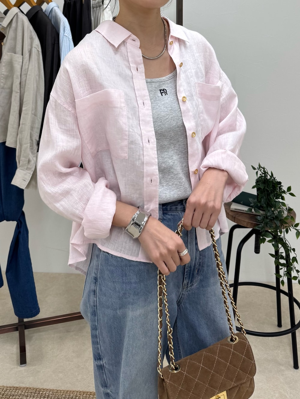 ピンク系のシャツ/ブラウス、ブルー系のデニムパンツ、グレー系のタンクトップを着用したレディースの春コーディネートの4枚目の写真