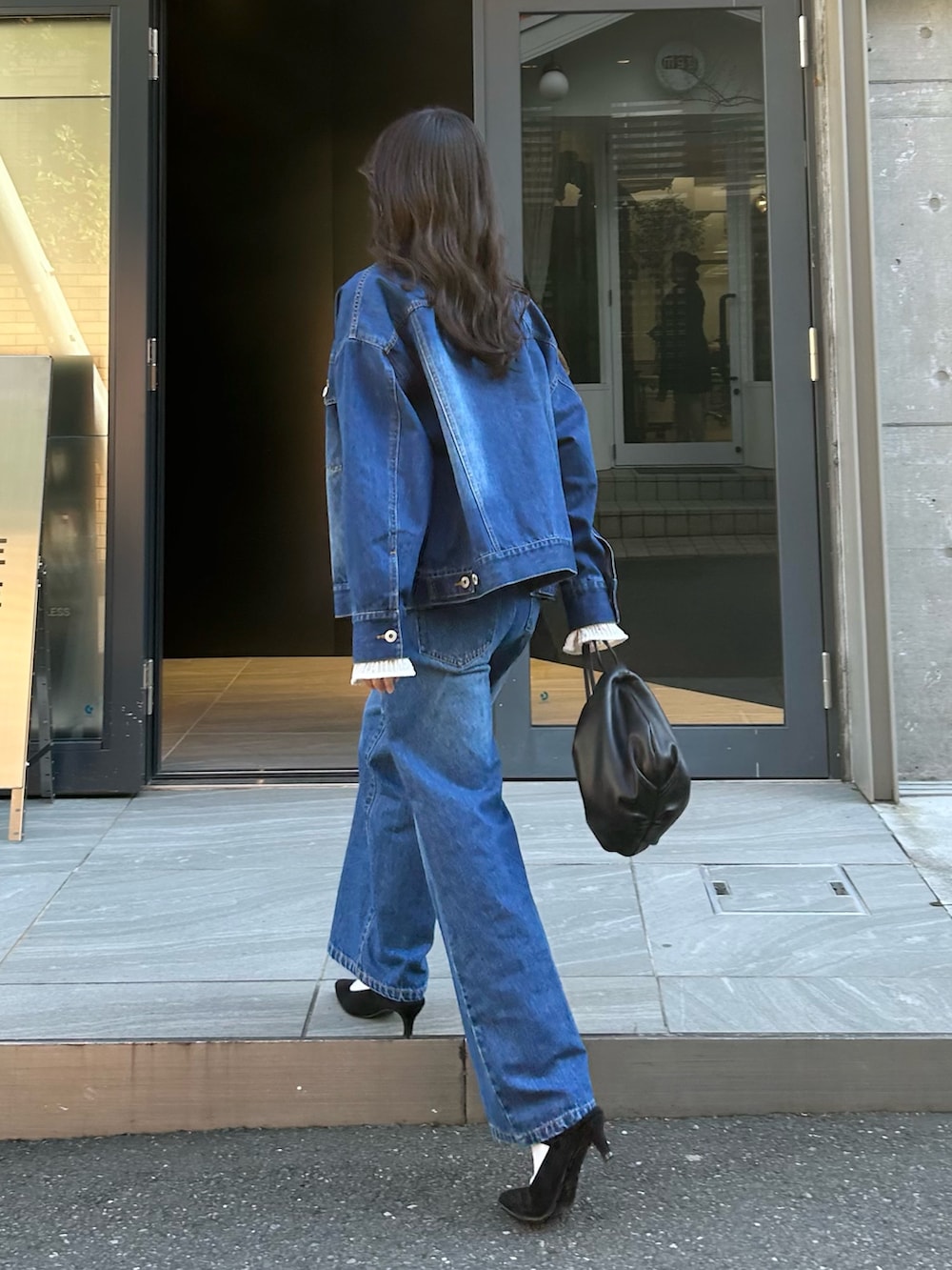 ブルー系のデニムジャケット、ホワイト系のTシャツ/カットソー、ブルー系のデニムパンツを着用したレディースの春コーディネートの2枚目の写真