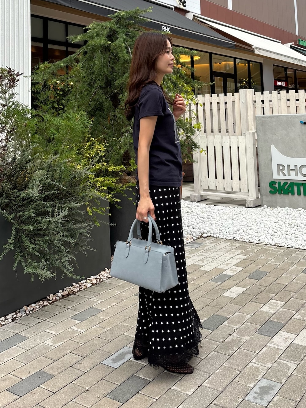 ブルー系のTシャツ/カットソー、ブラック系のスカートを着用したレディースの夏コーディネートの2枚目の写真