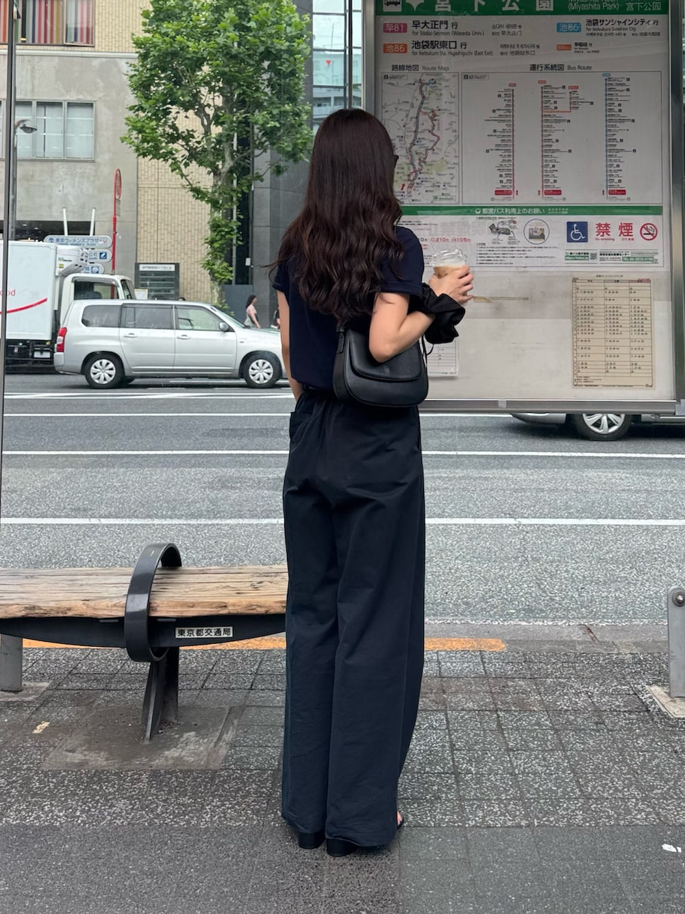 ブルー系のTシャツ/カットソー、ブルー系のチノパンツ、ブラック系のショルダーバッグを着用したレディースの春コーディネートの5枚目の写真