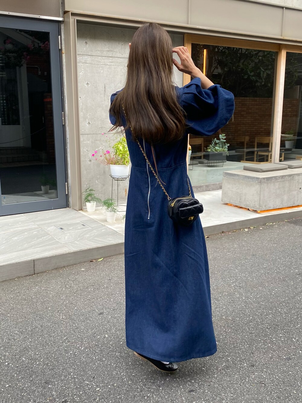 ブルー系のワンピース、ブラック系のショルダーバッグを着用したレディースの夏コーディネートの2枚目の写真