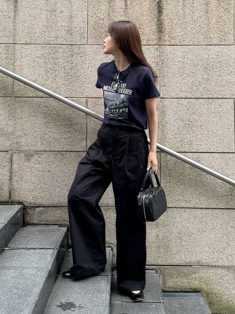 ブルー系のTシャツ/カットソー、ブラック系のその他パンツ、ブラック系のボストンバッグを着用したレディースの夏コーディネートの4枚目の写真