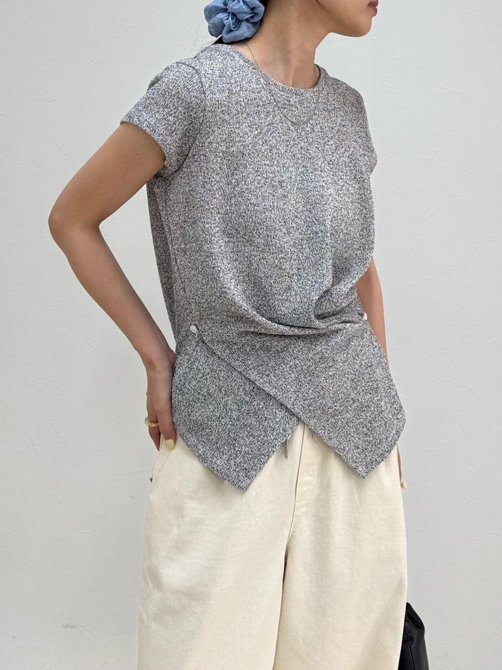 グレー系のTシャツ/カットソー、ホワイト系のその他パンツを着用したレディースの夏コーディネートの6枚目の写真