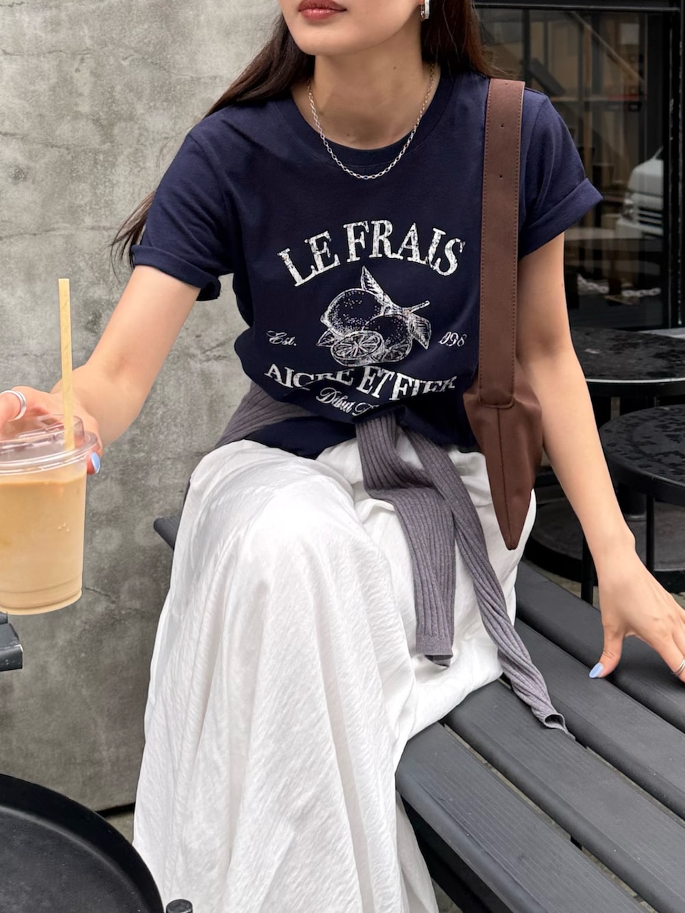 ブルー系のTシャツ/カットソー、ホワイト系のスカート、グレー系のキャップを着用したレディースの夏コーディネートの5枚目の写真