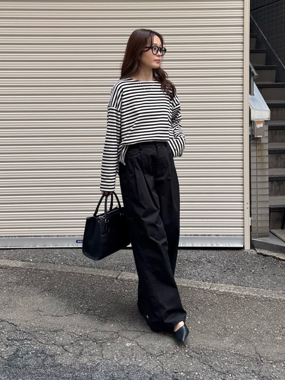 ホワイト系のTシャツ/カットソー、ブラック系のその他パンツ、ブラック系のボストンバッグを着用したレディースの夏コーディネートの2枚目の写真