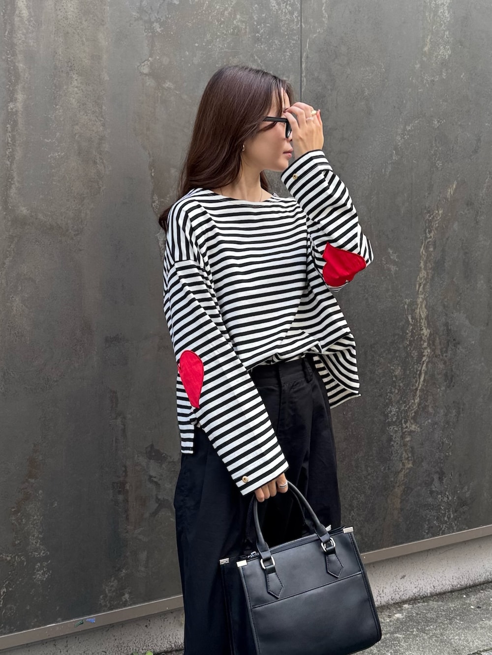 ホワイト系のTシャツ/カットソー、ブラック系のその他パンツ、ブラック系のボストンバッグを着用したレディースの夏コーディネートの6枚目の写真