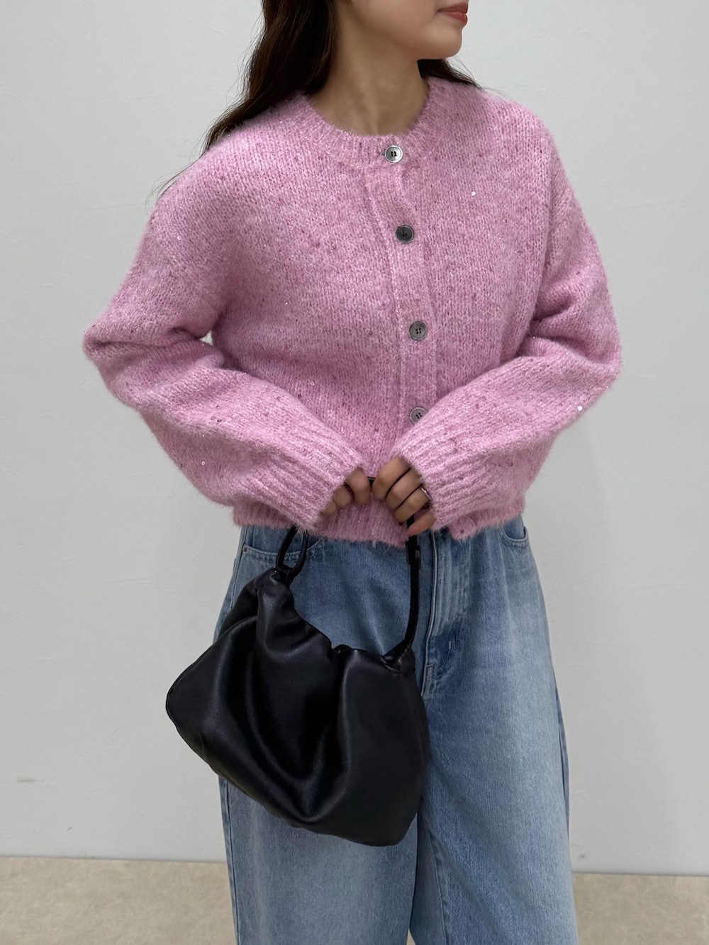 ピンク系のカーディガン/ボレロ、ブルー系のデニムパンツを着用したレディースの秋コーディネートの4枚目の写真