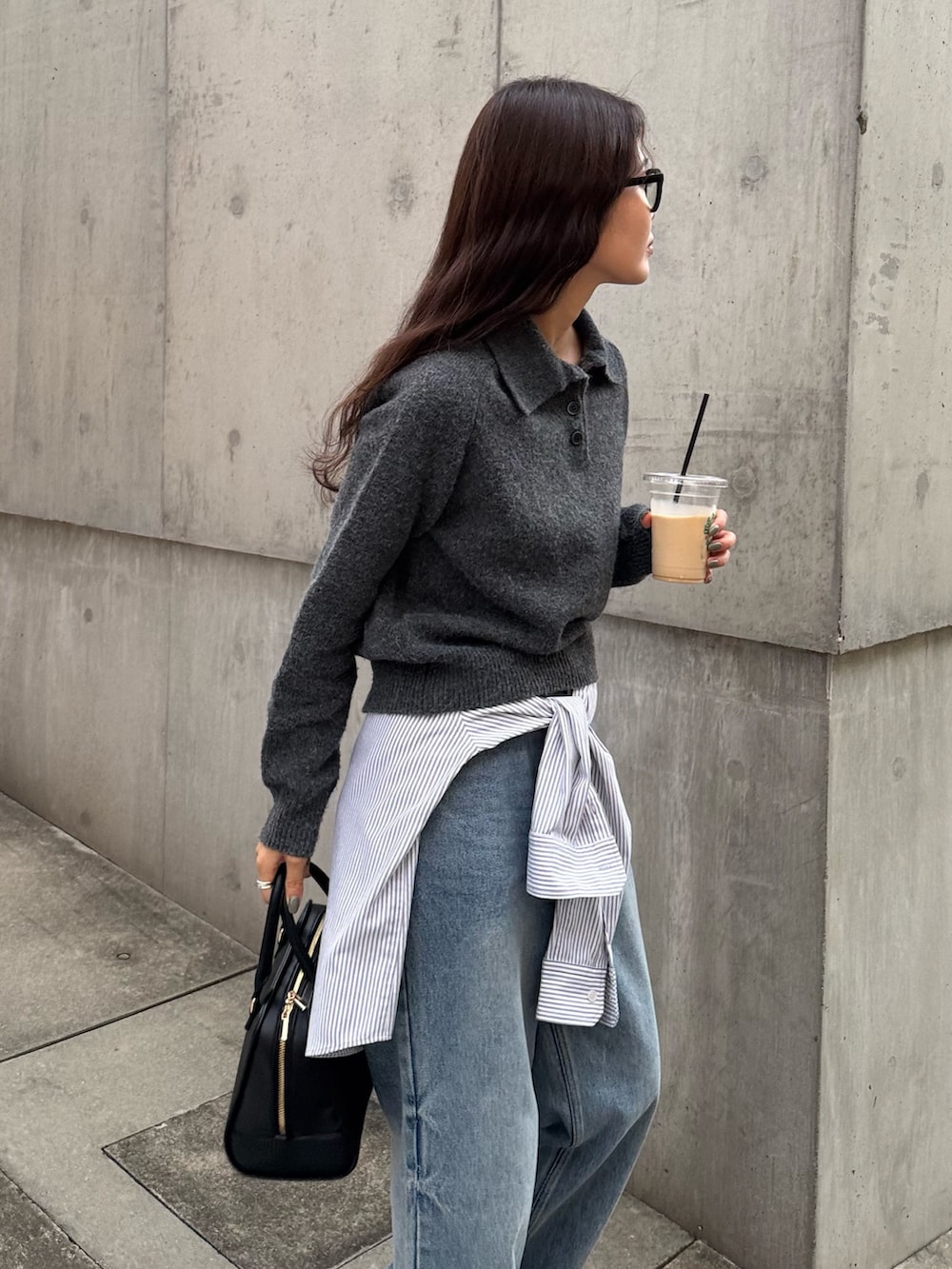 グレー系のニット/セーター、ブルー系のデニムパンツ、グレー系のシャツ/ブラウスを着用したレディースの秋コーディネートの2枚目の写真