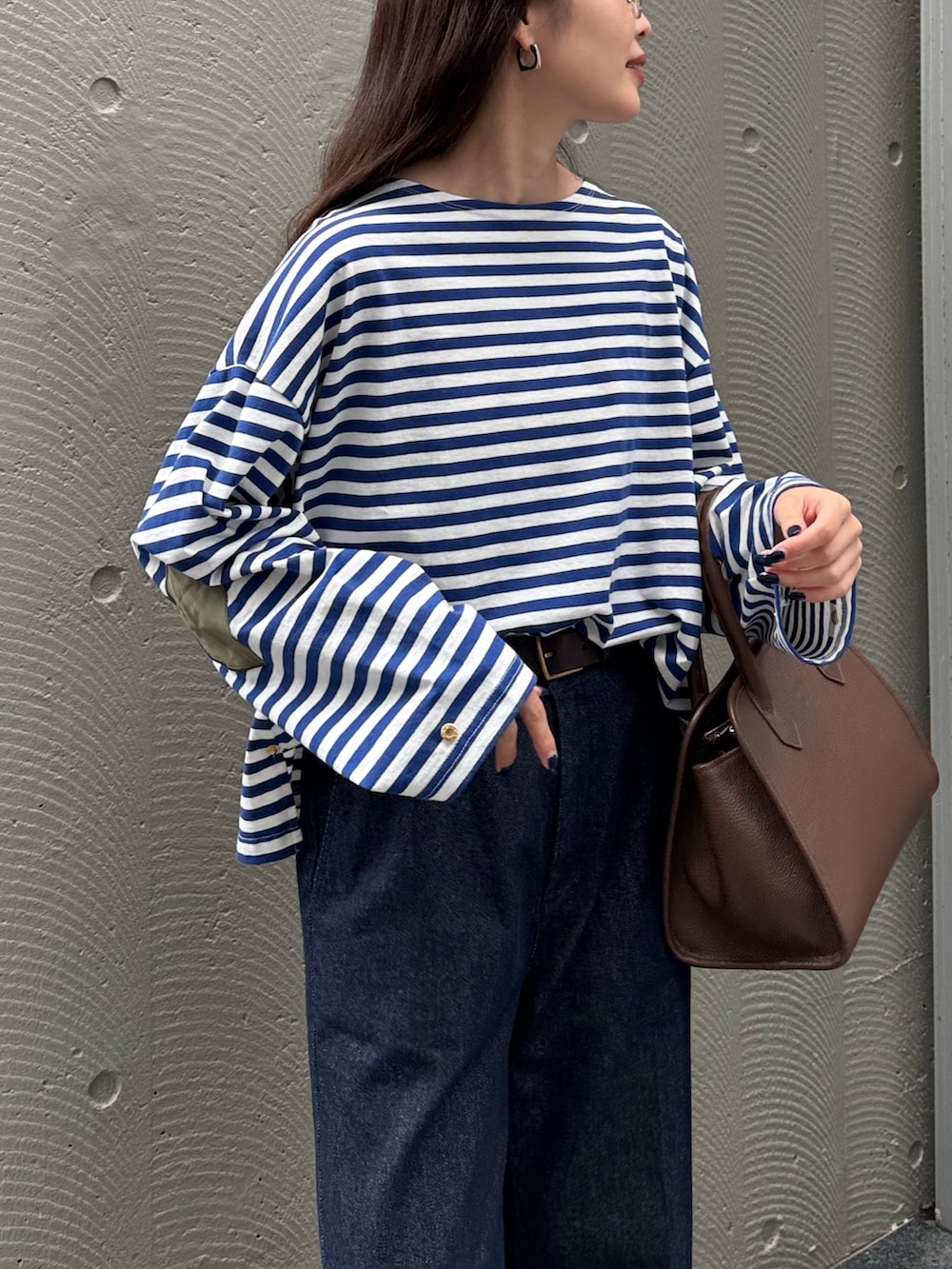 ブルー系のTシャツ/カットソー、ブルー系のデニムパンツ、ブラウン系のショルダーバッグを着用したレディースの夏コーディネートの5枚目の写真