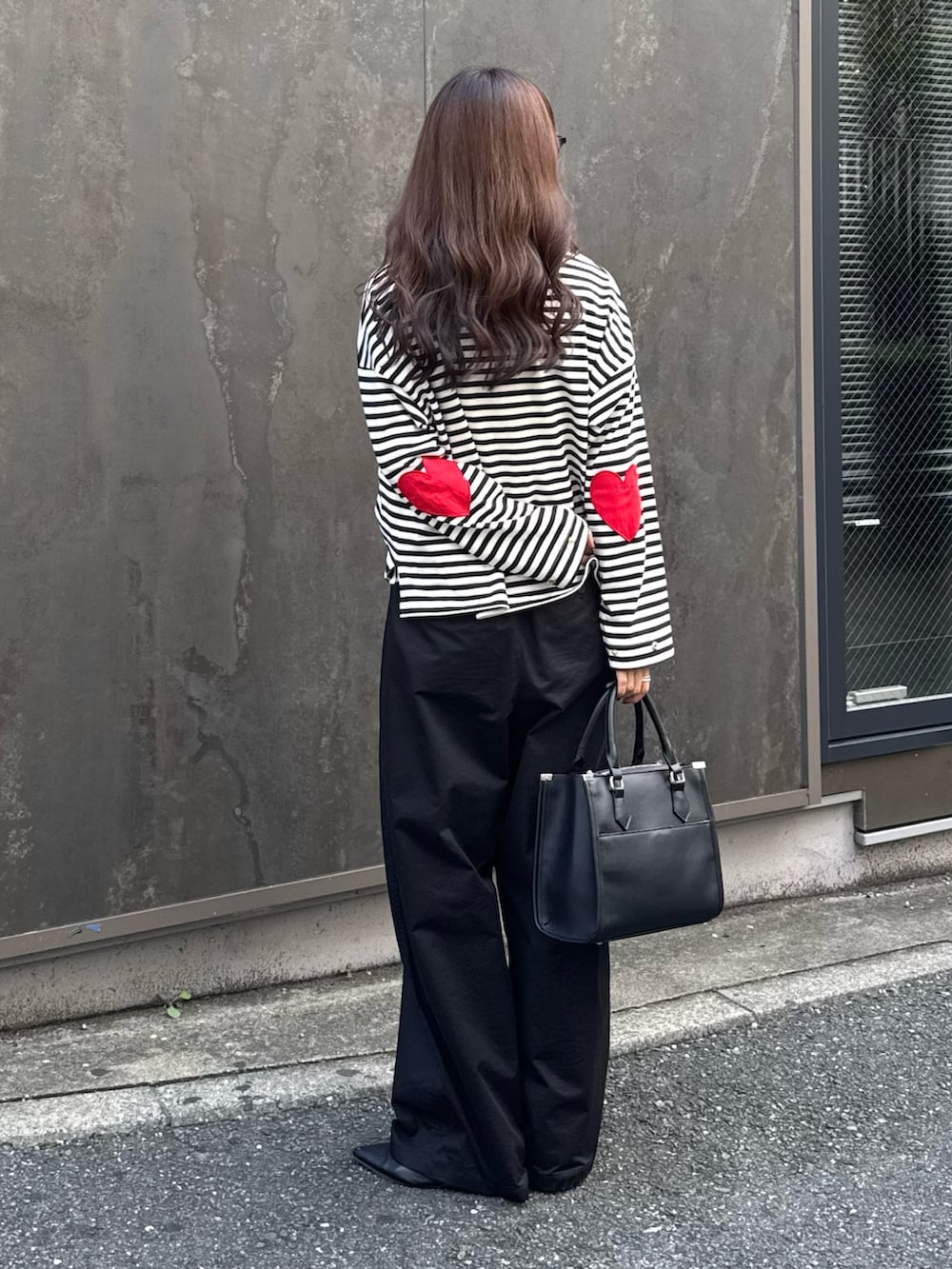 ホワイト系のTシャツ/カットソー、ブラック系のその他パンツ、ブラック系のボストンバッグを着用したレディースの夏コーディネートの3枚目の写真