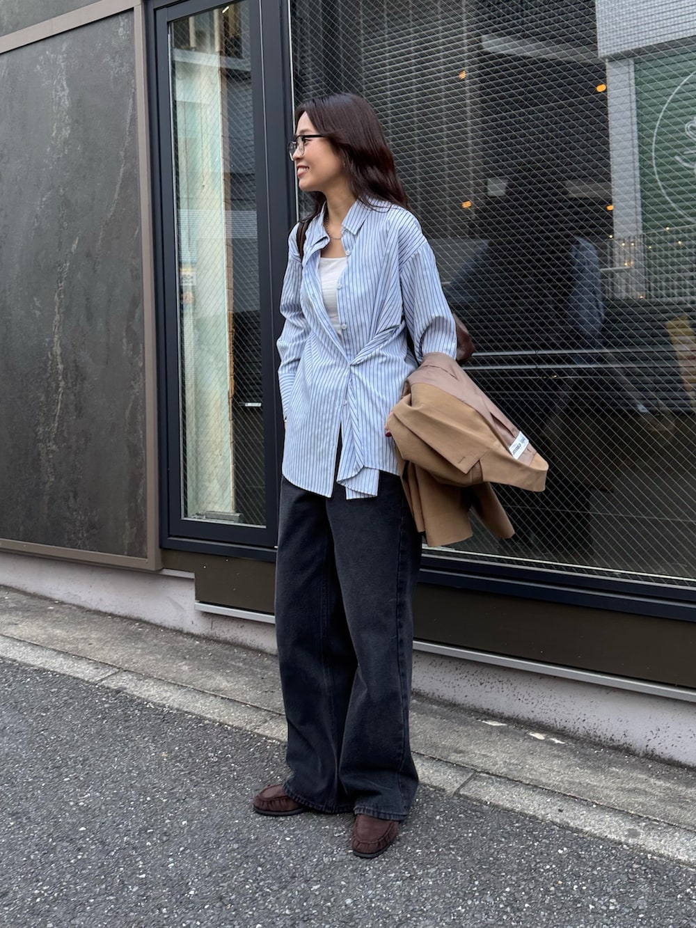 ブラウン系のテーラードジャケット、ブルー系のシャツ/ブラウス、ブラック系のデニムパンツを着用したレディースの冬コーディネートの5枚目の写真