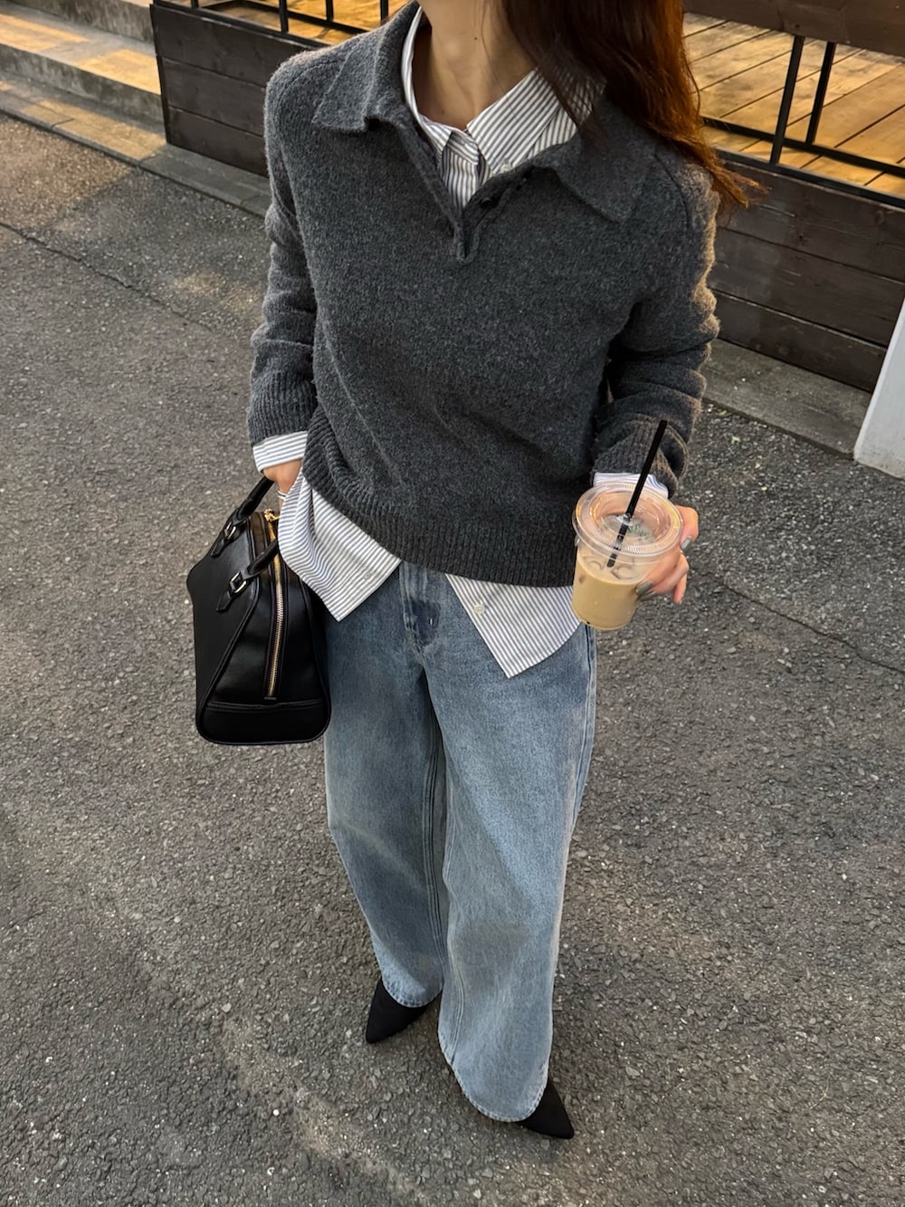 グレー系のニット/セーター、ブルー系のデニムパンツ、グレー系のシャツ/ブラウスを着用したレディースの秋コーディネートの4枚目の写真