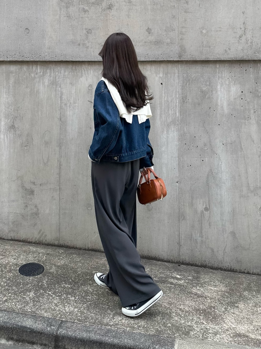 ブルー系のデニムジャケット、グレー系のその他パンツ、ホワイト系のカーディガン/ボレロを着用したレディースの春コーディネートの3枚目の写真