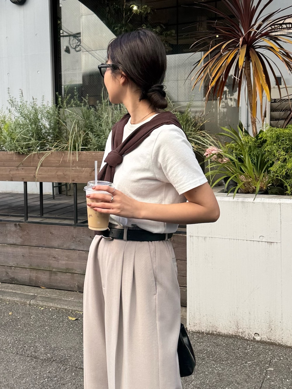 ブラウン系のカーディガン/ボレロ、ホワイト系のTシャツ/カットソー、ベージュ系のその他パンツを着用したレディースの春コーディネートの3枚目の写真