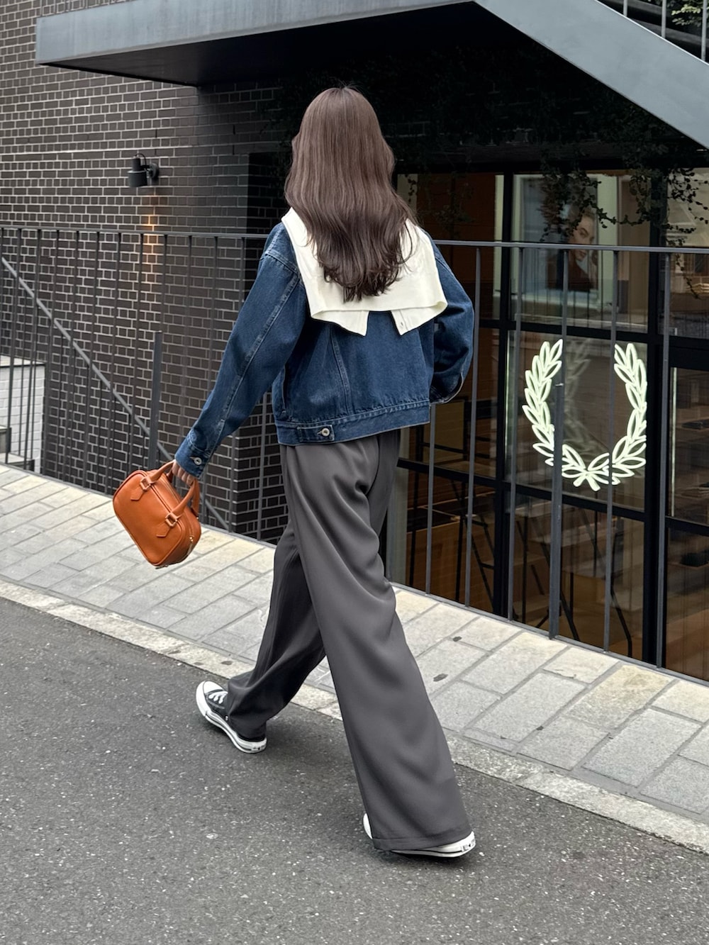 ブルー系のデニムジャケット、グレー系のその他パンツ、ホワイト系のカーディガン/ボレロを着用したレディースの春コーディネートの6枚目の写真