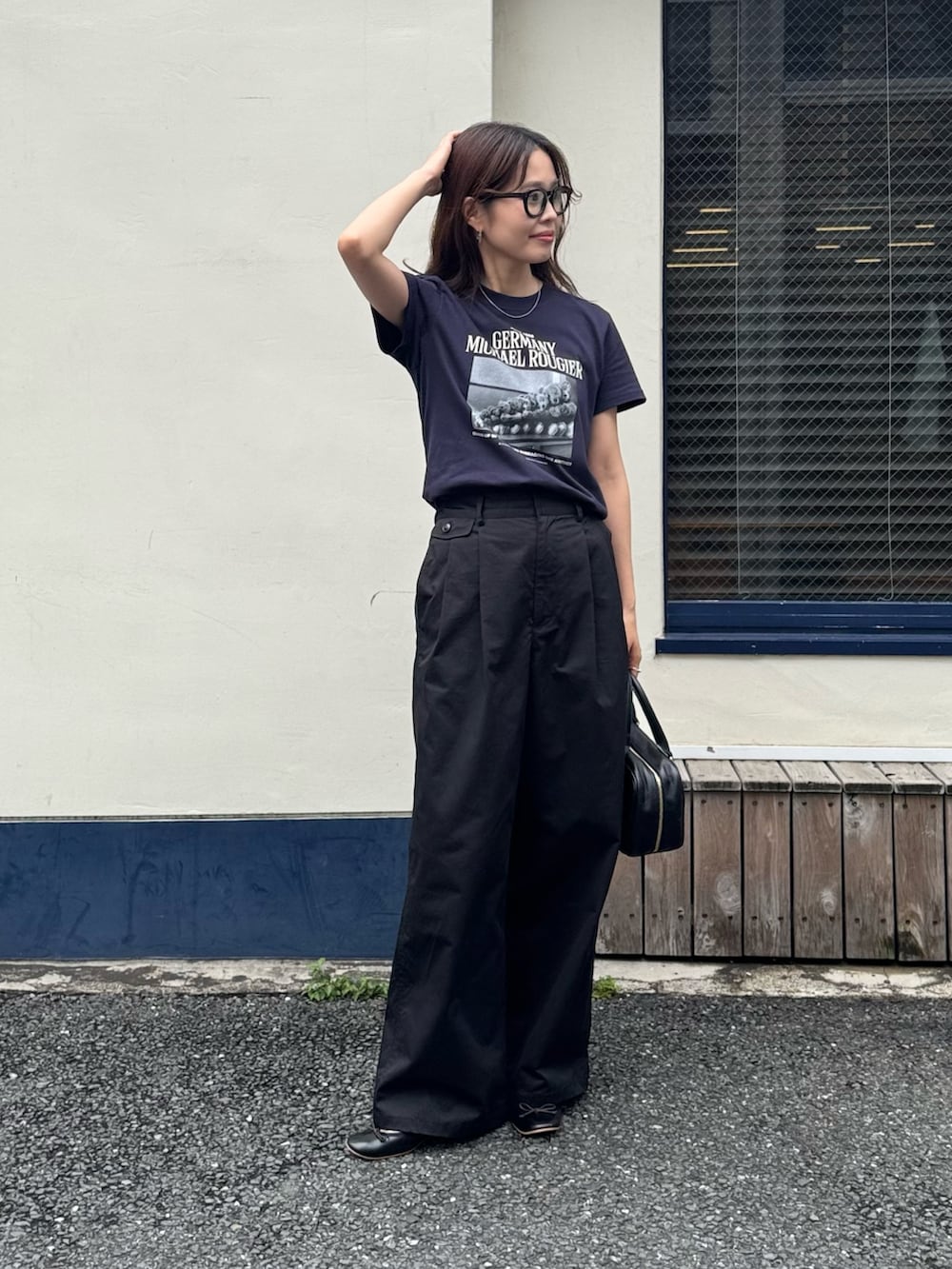 ブルー系のTシャツ/カットソー、ブラック系のその他パンツ、ブラック系のボストンバッグを着用したレディースの夏コーディネートの6枚目の写真