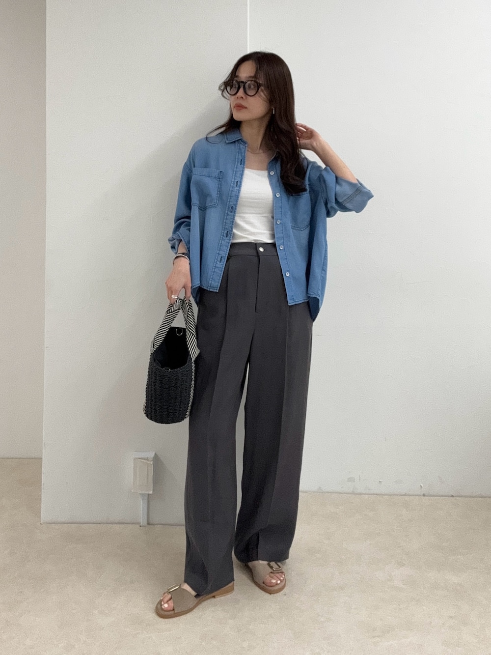 ブルー系のシャツ/ブラウス、グレー系のスラックスを着用したレディースの春コーディネートの4枚目の写真