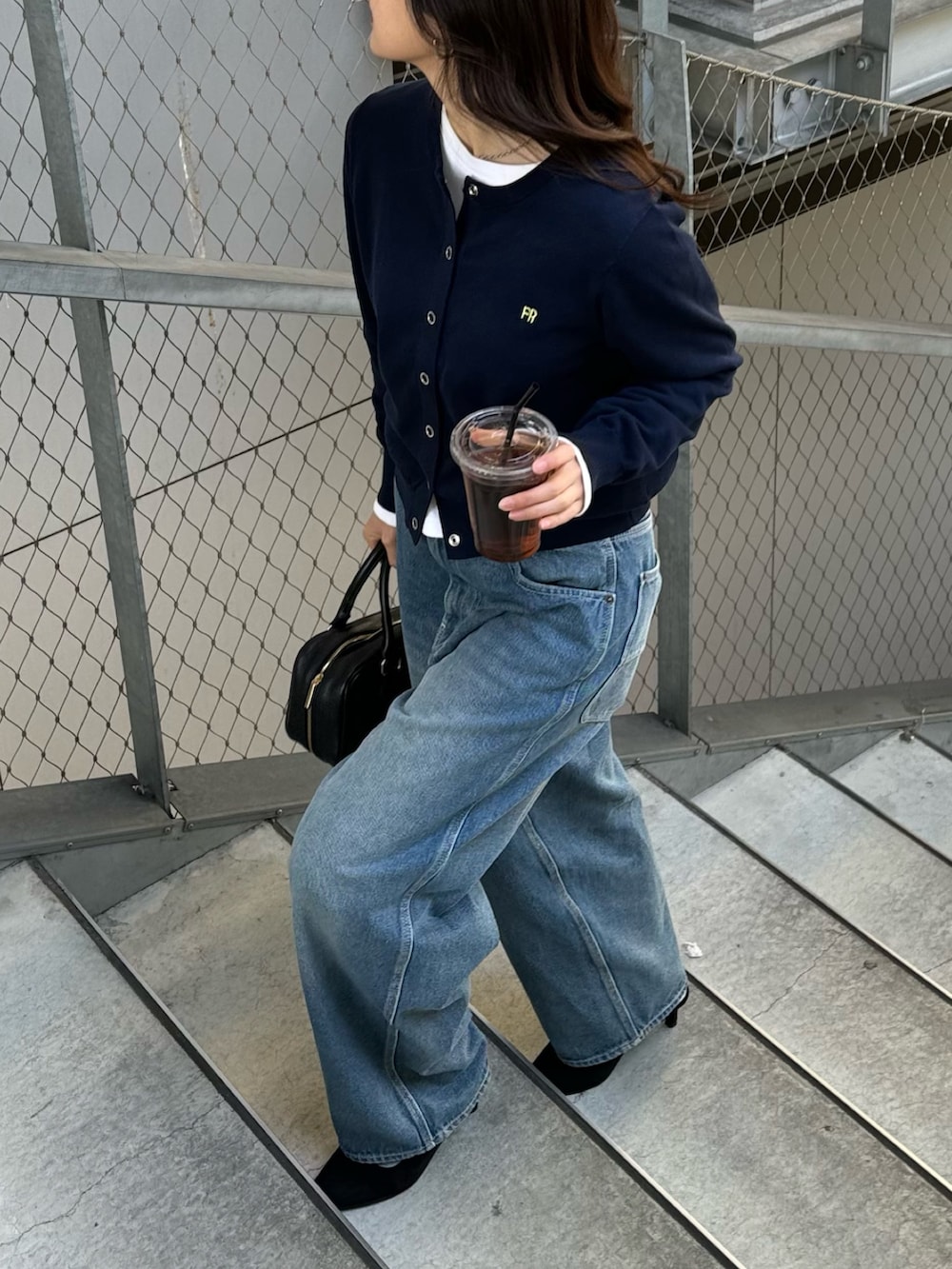 ブルー系のカーディガン/ボレロ、ブルー系のデニムパンツを着用したレディースの冬コーディネートの2枚目の写真