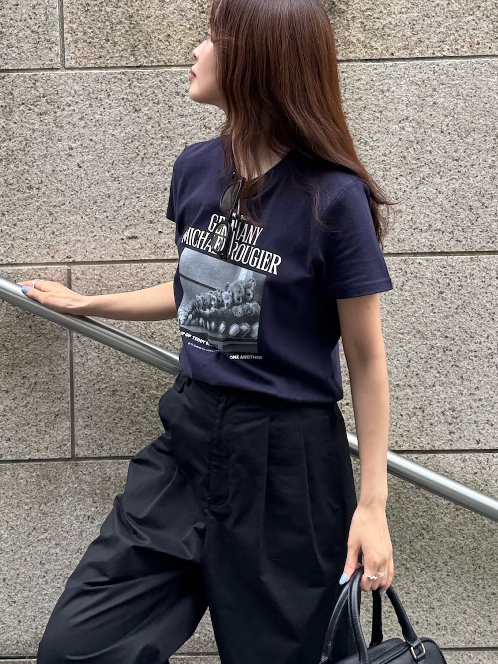 ブルー系のTシャツ/カットソー、ブラック系のその他パンツ、ブラック系のボストンバッグを着用したレディースの夏コーディネートの5枚目の写真