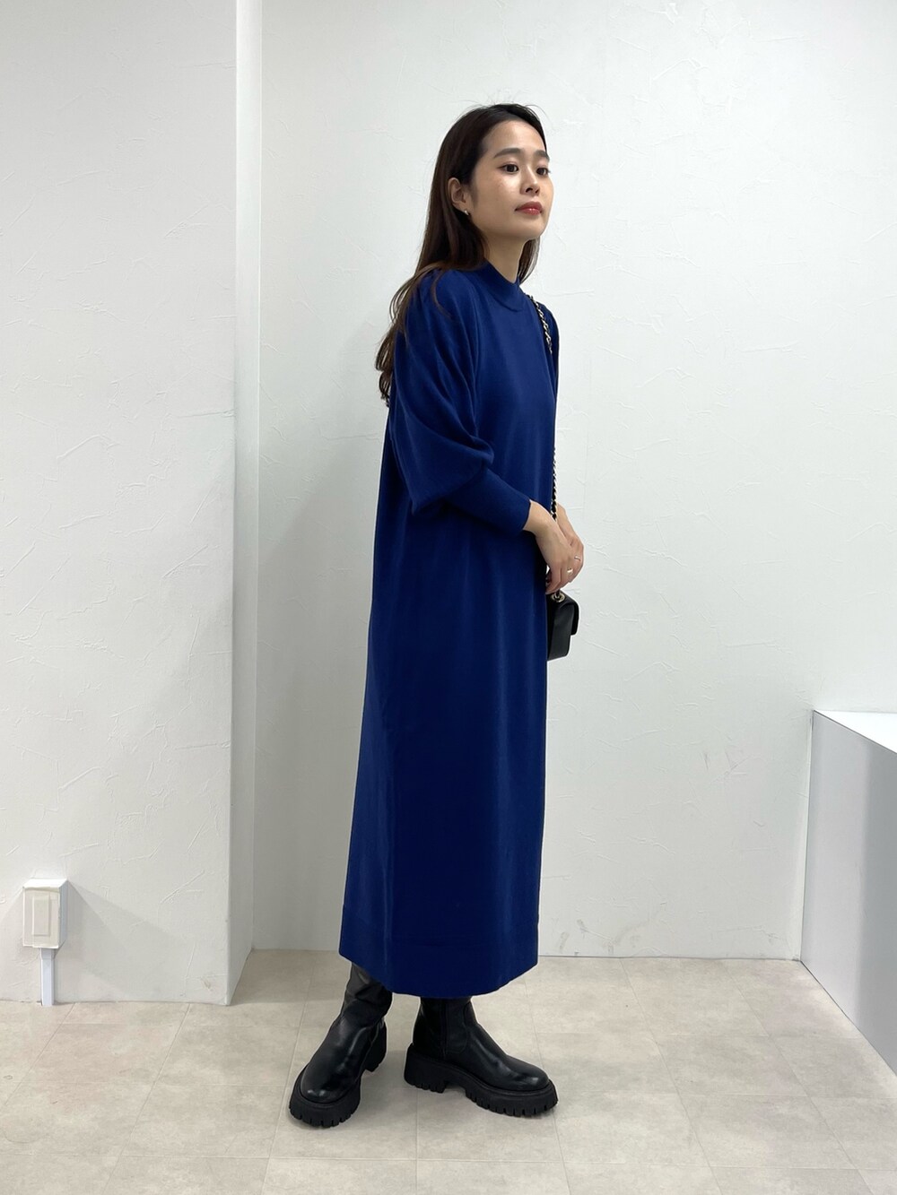 ブルー系のワンピースを着用したレディースの冬コーディネートの2枚目の写真