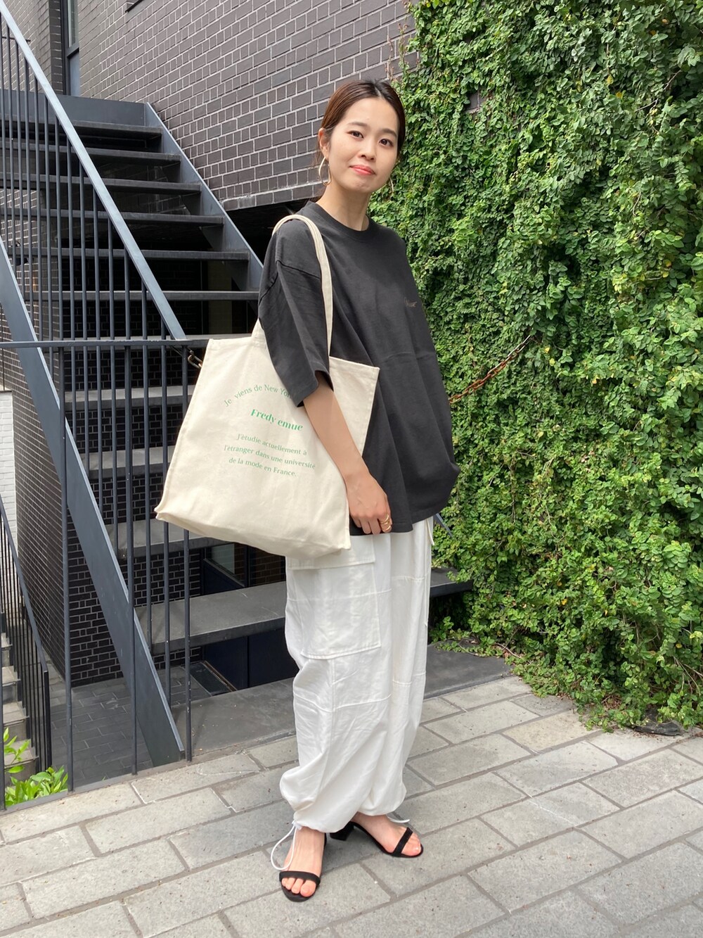 ホワイト系のカーゴパンツ、グレー系のTシャツ/カットソーを着用したレディースの春コーディネートの2枚目の写真