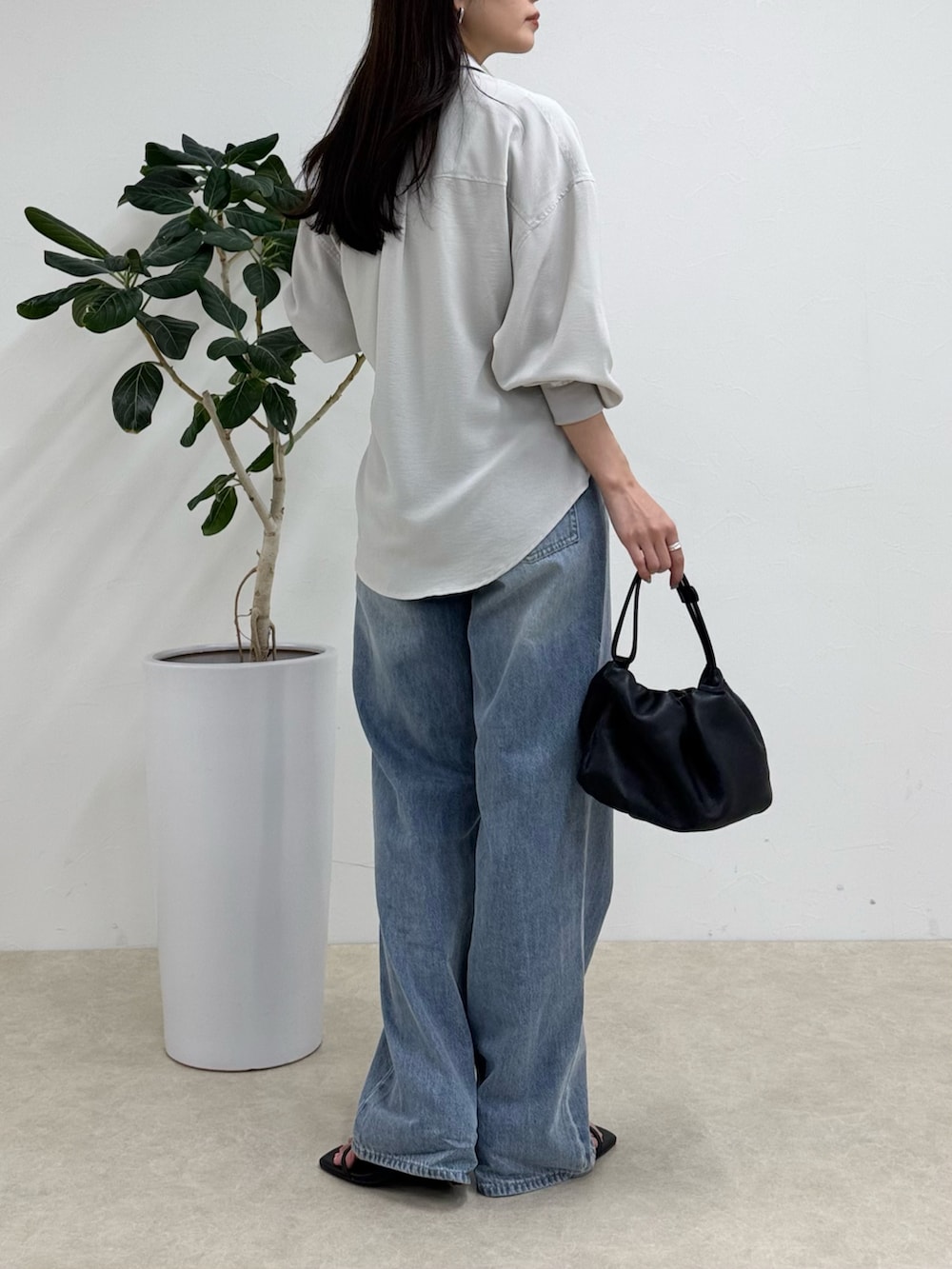 グレー系のシャツ/ブラウス、ブルー系のデニムパンツを着用したレディースの春コーディネートの3枚目の写真