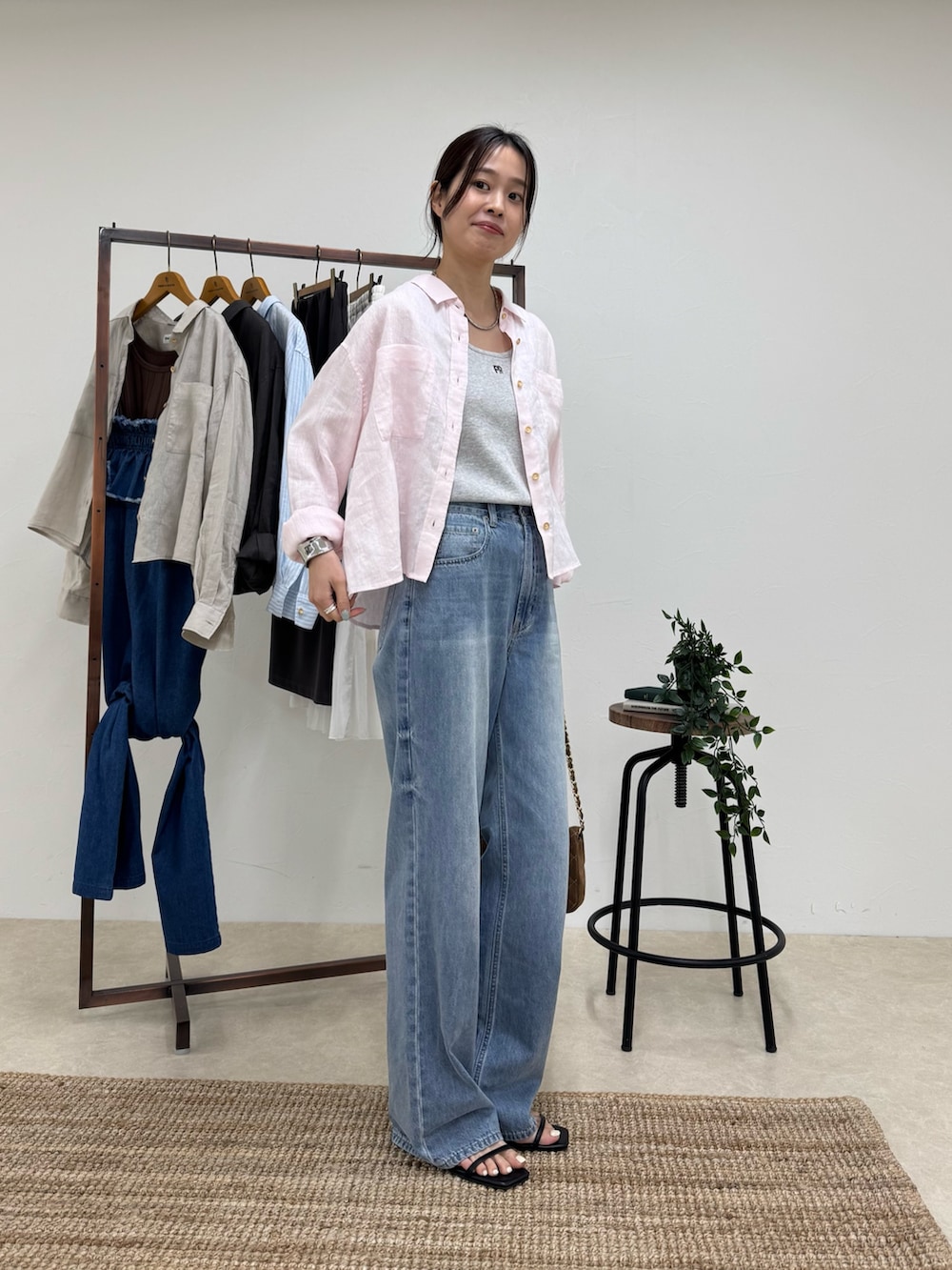 ピンク系のシャツ/ブラウス、ブルー系のデニムパンツ、グレー系のタンクトップを着用したレディースの春コーディネートの2枚目の写真